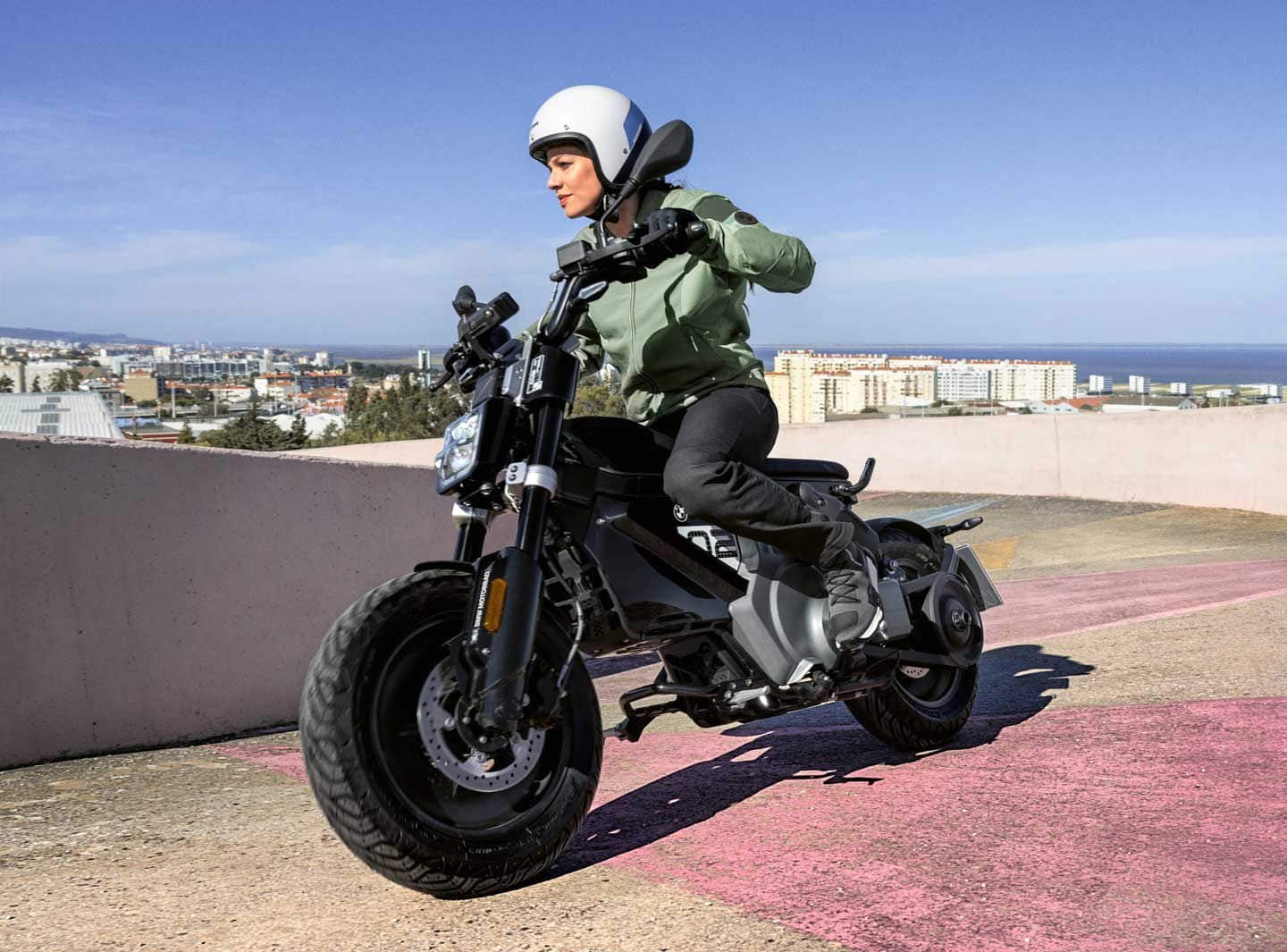 Le dernier scooter électrique de BMW est le 2024 CE 02 minimaliste à saveur urbaine, présenté ici sous sa forme de base.