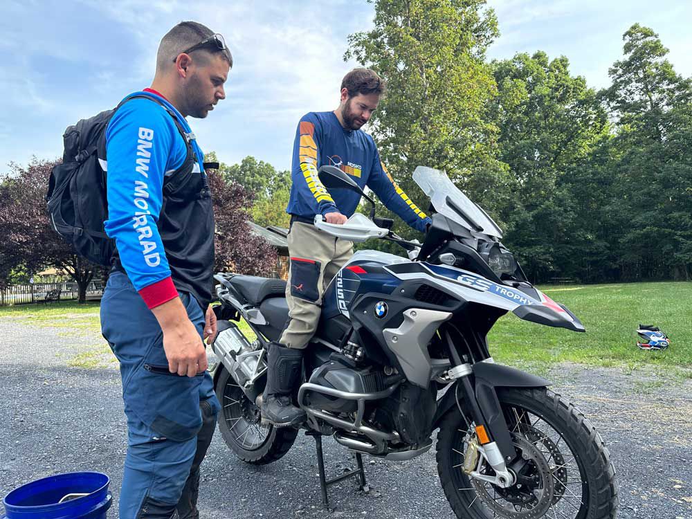 Phaup et l'auteur ajustent le guidon de la GS pour obtenir l'ergonomie nécessaire à la conduite tout-terrain.