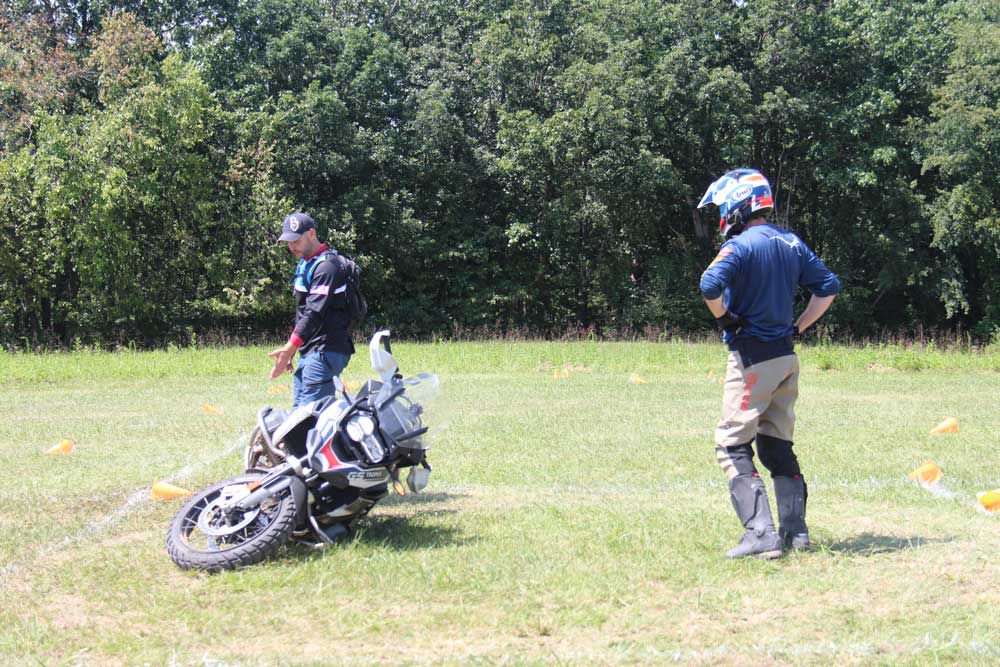 Un spectacle familier : la GS posée sur son couvre-culasse.