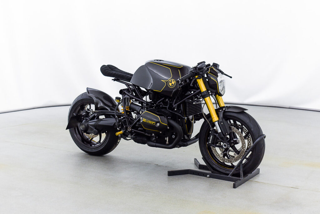 , Moto: BOXER BULGARE : BMW R nineT Carbon Edition.