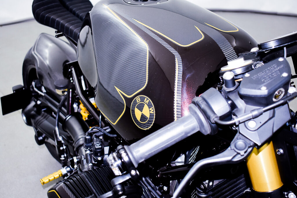, Moto: BOXER BULGARE : BMW R nineT Carbon Edition.