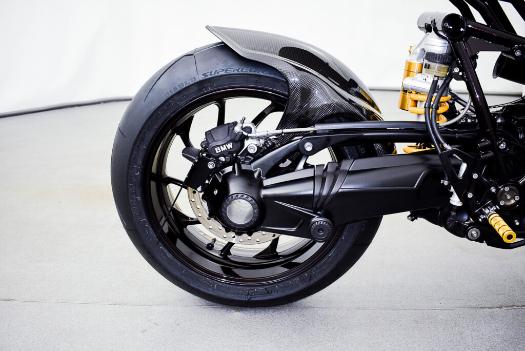 , Moto: BOXER BULGARE : BMW R nineT Carbon Edition.