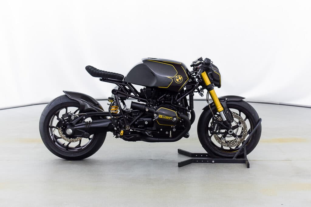 Moto-BOXER-BULGARE-BMW-R-nineT-Carbon-Edition