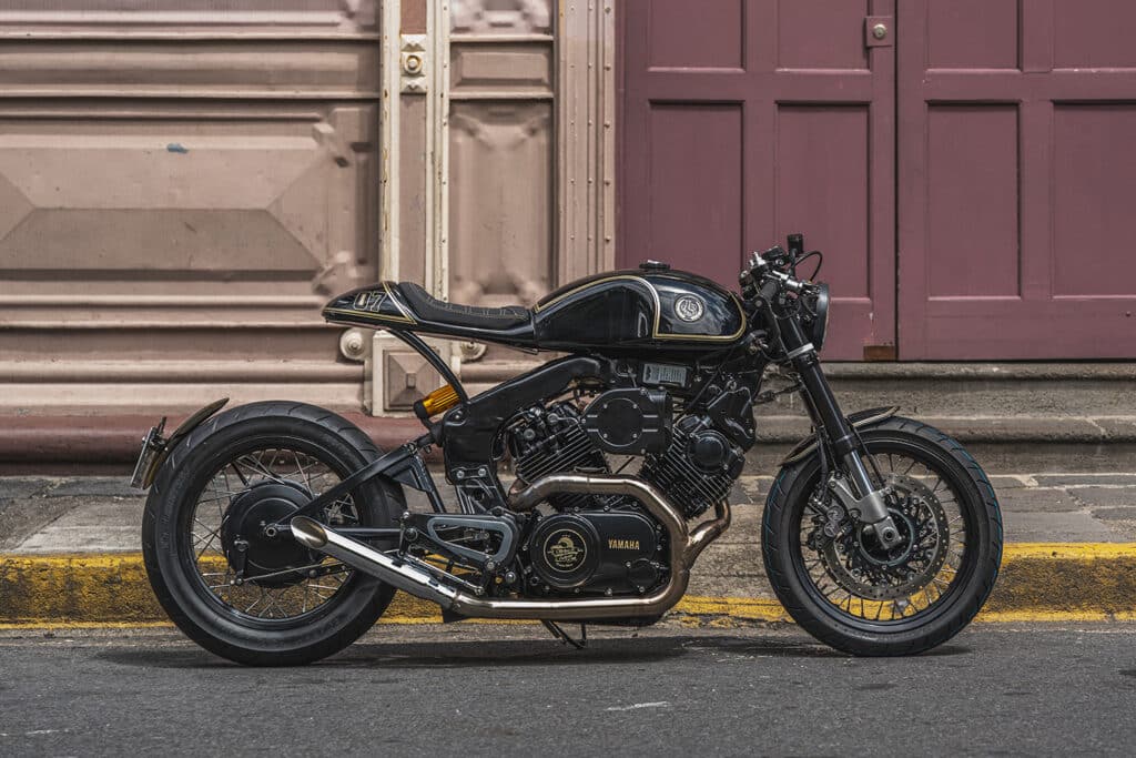 Moto-CAFE-COSTA-RICAIN-Yamaha-XV750-par-MotorAll-Customs