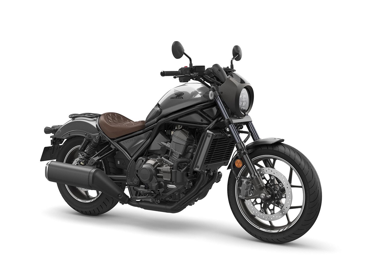 Ce Rebel 1100 accessoirisé par des pièces Honda comprend un siège cousu en diamant, un porte-bagages arrière pour remplacer le passager, un petit capot de phare et un protège-réservoir.