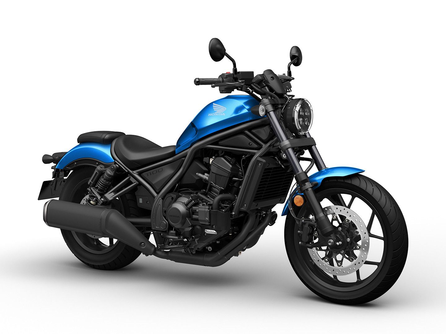 Honda a annoncé le retour du Rebel 1100 ainsi que de sa variante touring, la 1100T, dans sa gamme européenne pour 2024, sans aucun changement à l'exception de cette nouvelle teinte Glint Wave Blue.