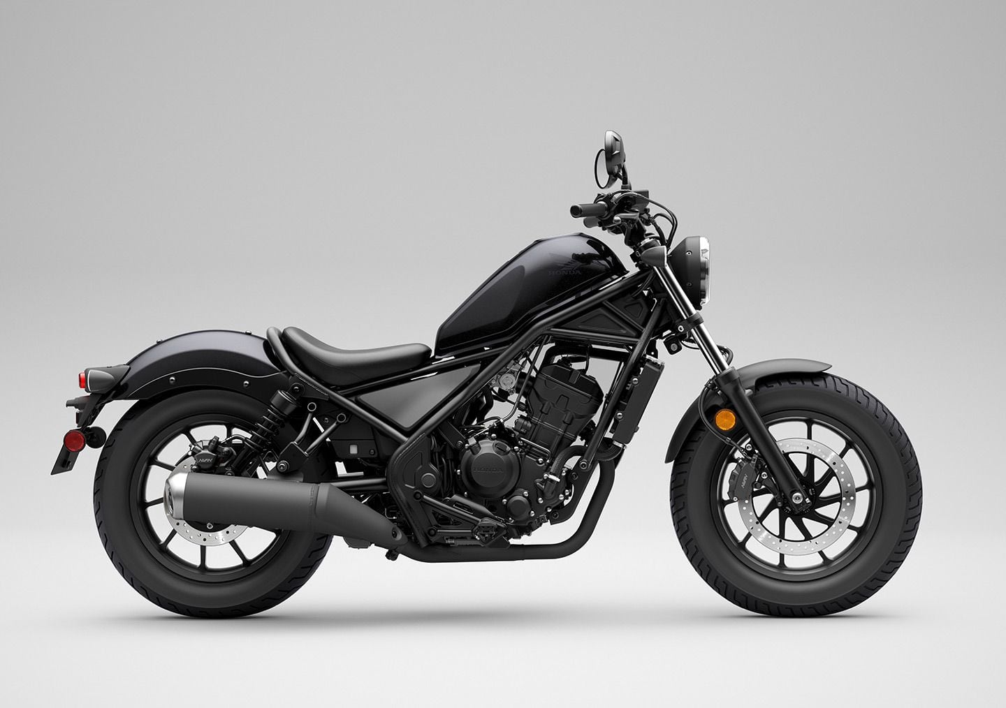 La Honda Rebel 300 2024 en noir perle. Le PDSF est de 4 849 $ pour le modèle de base sans ABS.