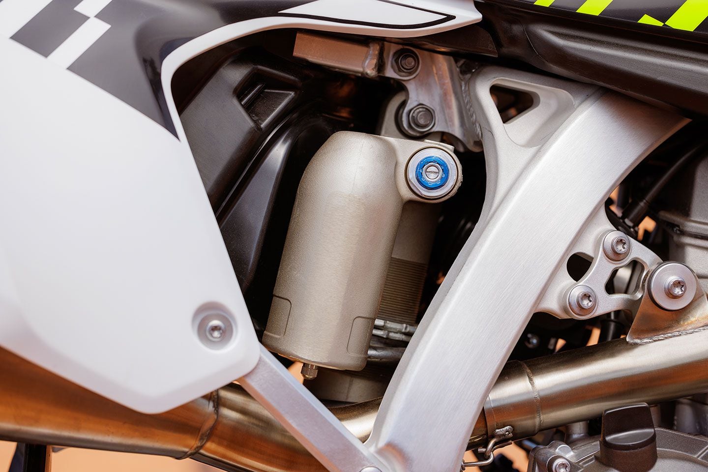 La suspension avant et arrière est de KYB sur la TF 250-X de Triumph.