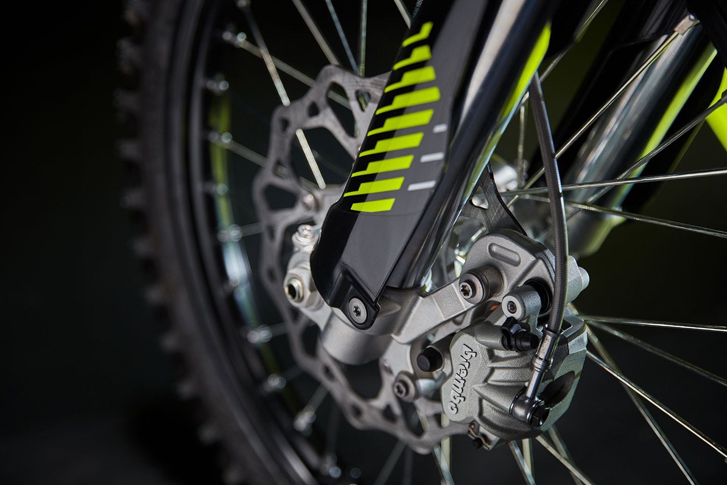 Le freinage est assuré par des unités Brembo à l'avant et à l'arrière.