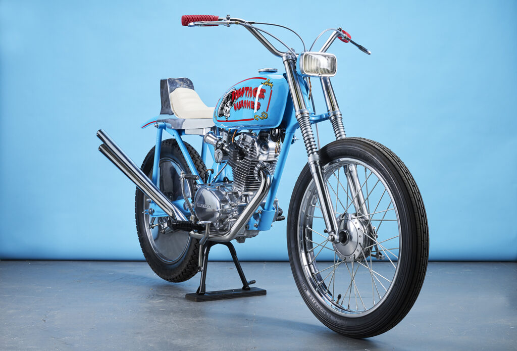 , Moto: Un petit vélo construit pour un homme dans une grande maison.