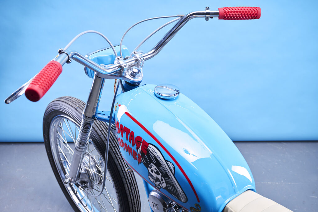 , Moto: Un petit vélo construit pour un homme dans une grande maison.