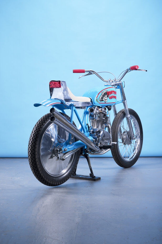 , Moto: Un petit vélo construit pour un homme dans une grande maison.