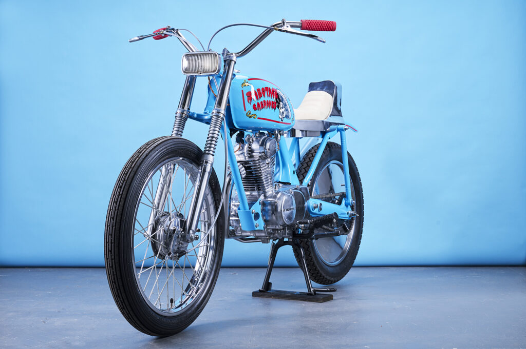 , Moto: Un petit vélo construit pour un homme dans une grande maison.