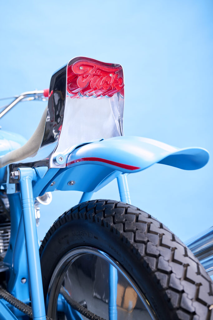 , Moto: Un petit vélo construit pour un homme dans une grande maison.