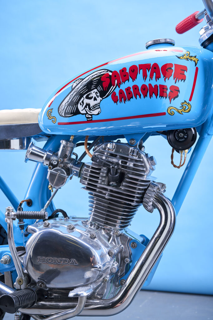 , Moto: Un petit vélo construit pour un homme dans une grande maison.