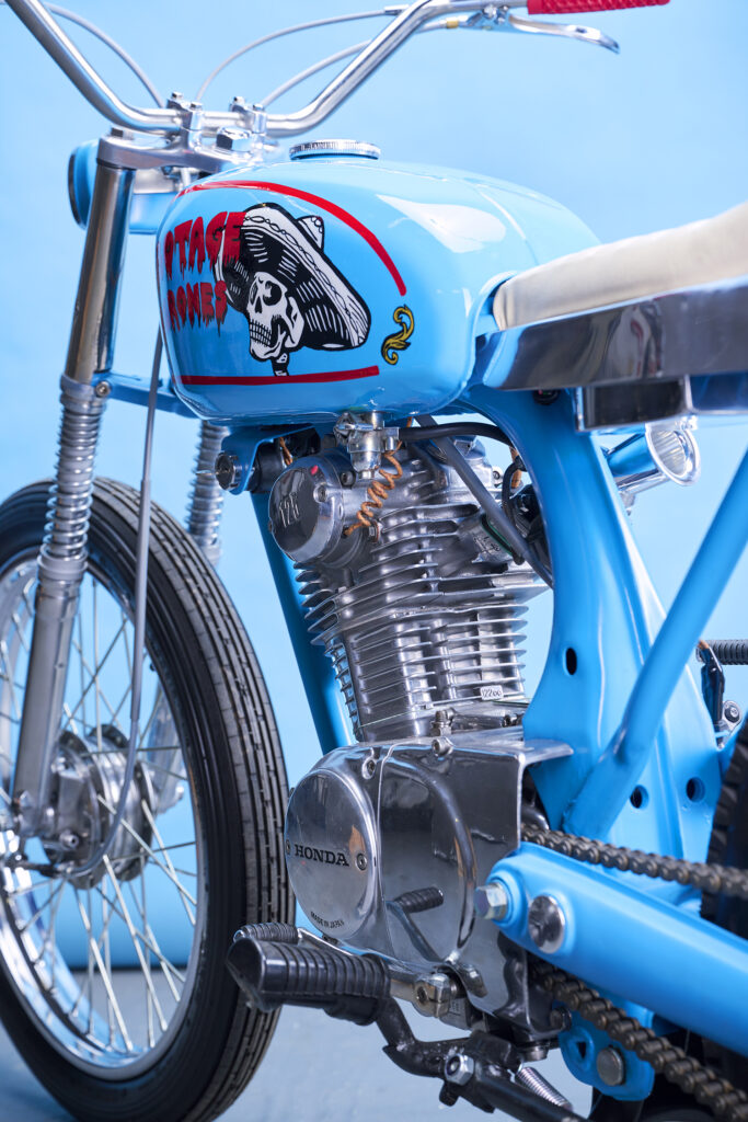 , Moto: Un petit vélo construit pour un homme dans une grande maison.