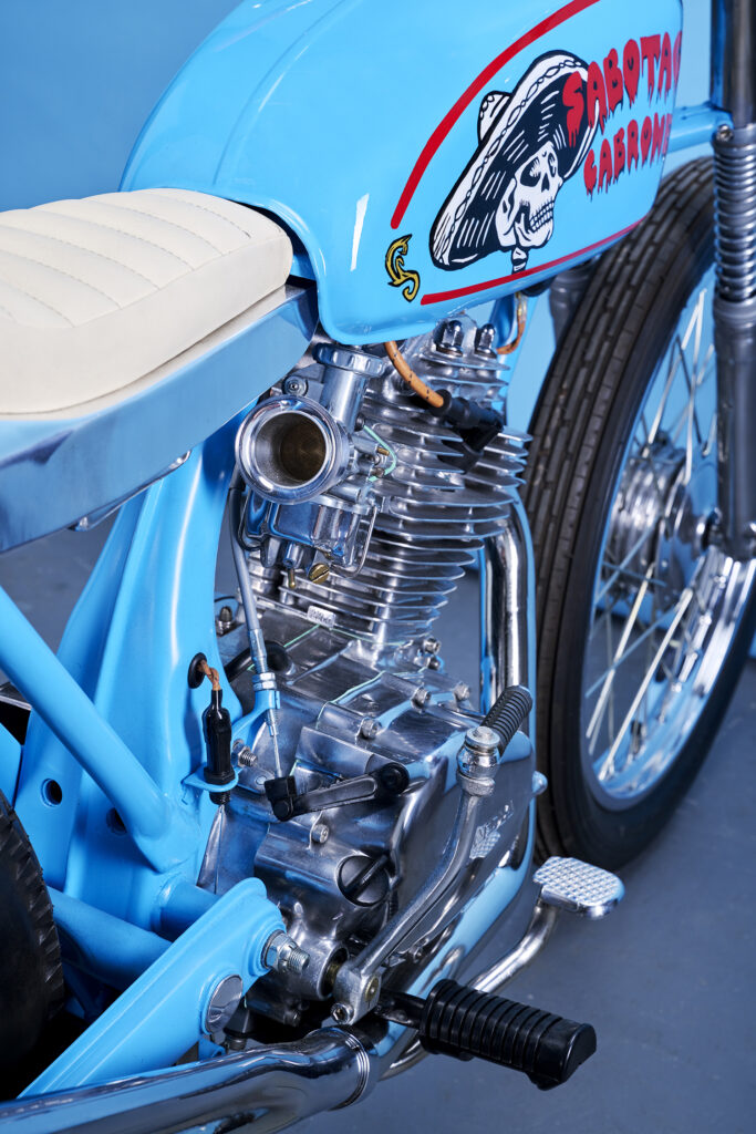 , Moto: Un petit vélo construit pour un homme dans une grande maison.