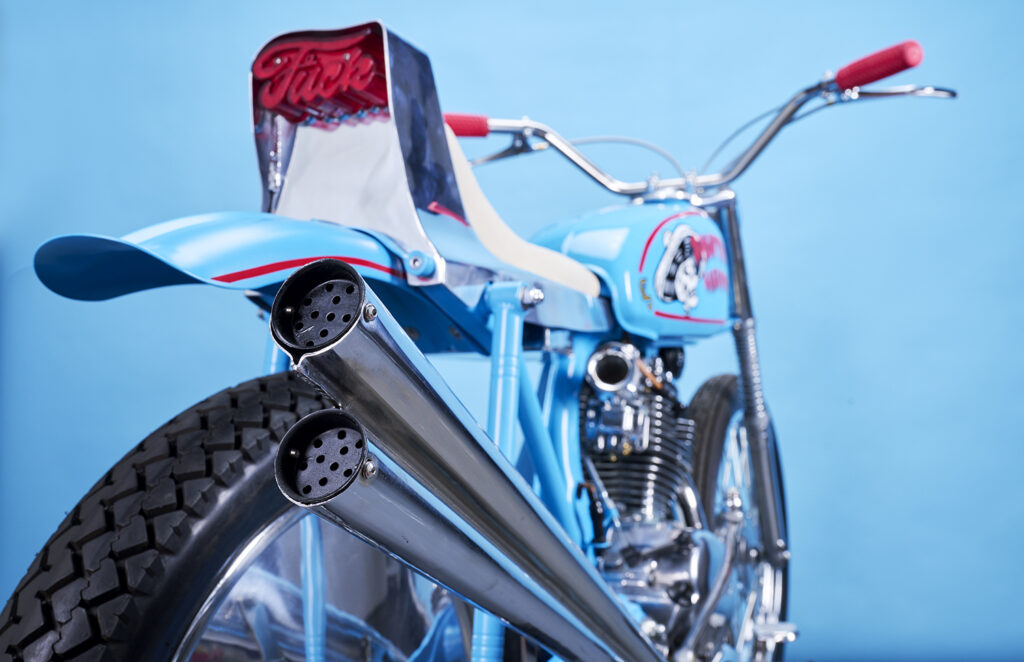 , Moto: Un petit vélo construit pour un homme dans une grande maison.