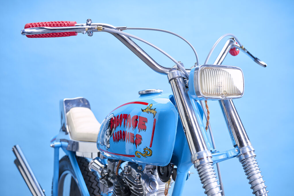 , Moto: Un petit vélo construit pour un homme dans une grande maison.