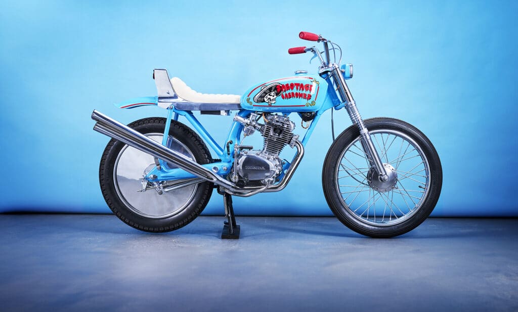 Moto-Un-petit-velo-construit-pour-un-homme-dans-une