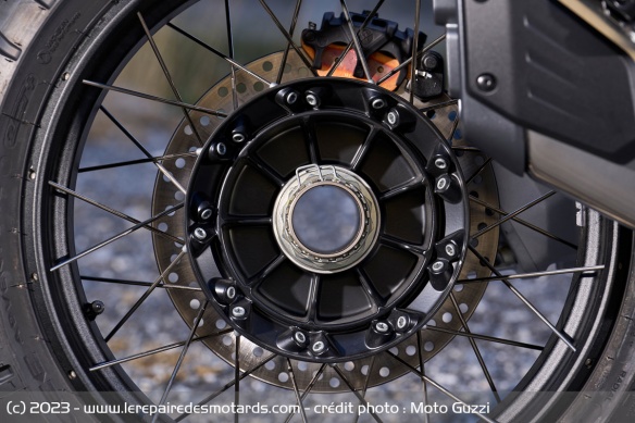 La roue arriere de la Moto Guzzi Stelvio