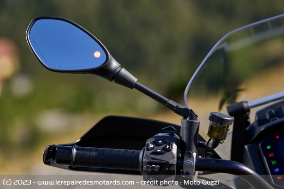 L'alerte d'angle mort apparait dans le rétroviseur