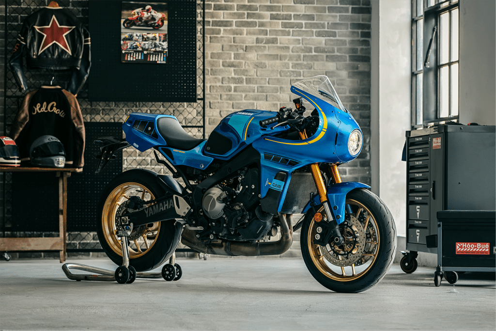 Moto-EQUIPE-Yamaha-XSR900-par-Hoo-Bue
