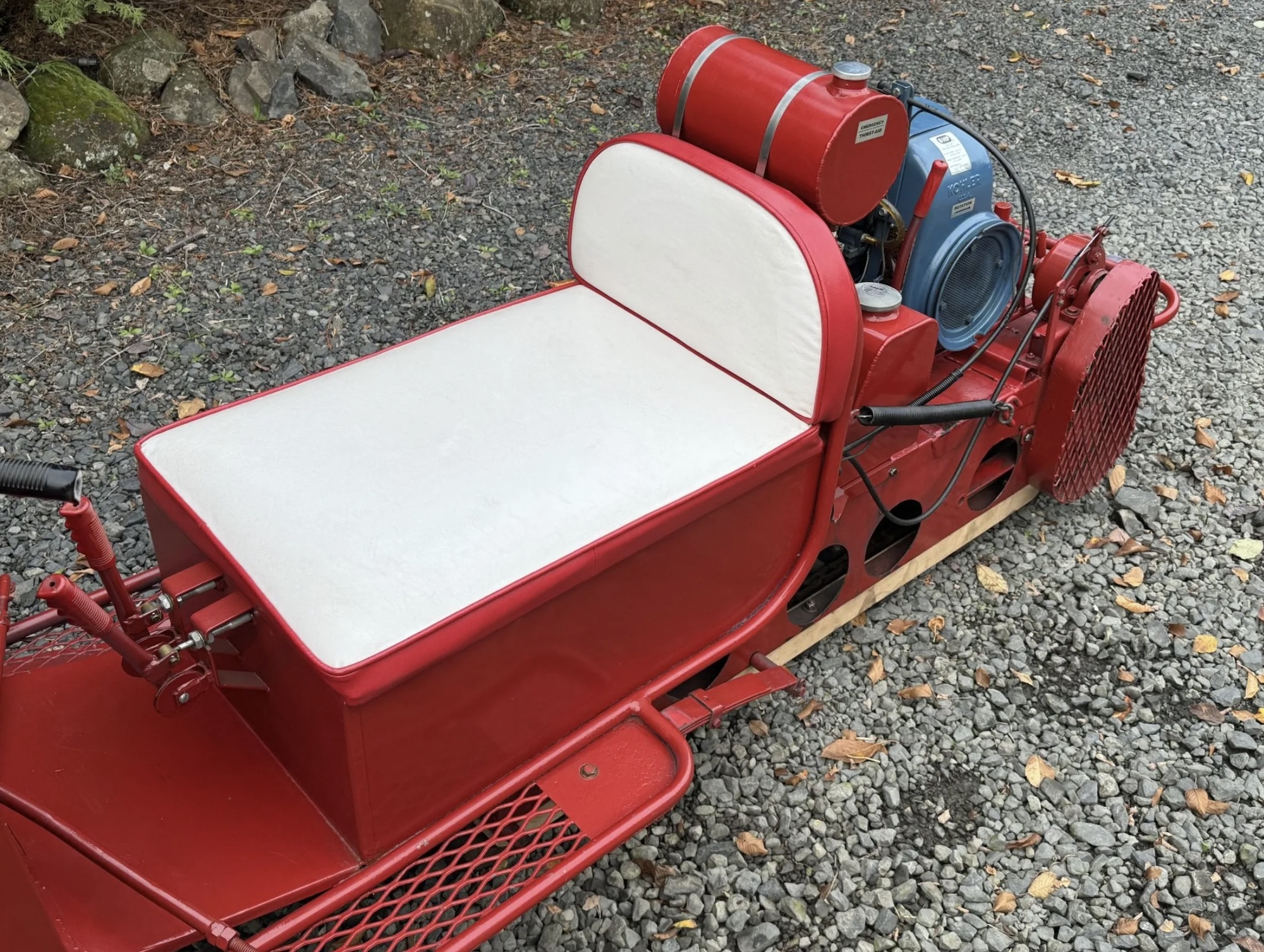 Une motoneige Polaris Sno-Traveler Pacer K80D 1964 remise à neuf pour ressembler au traîneau du Père Noël. Média fourni par BringATrailer.