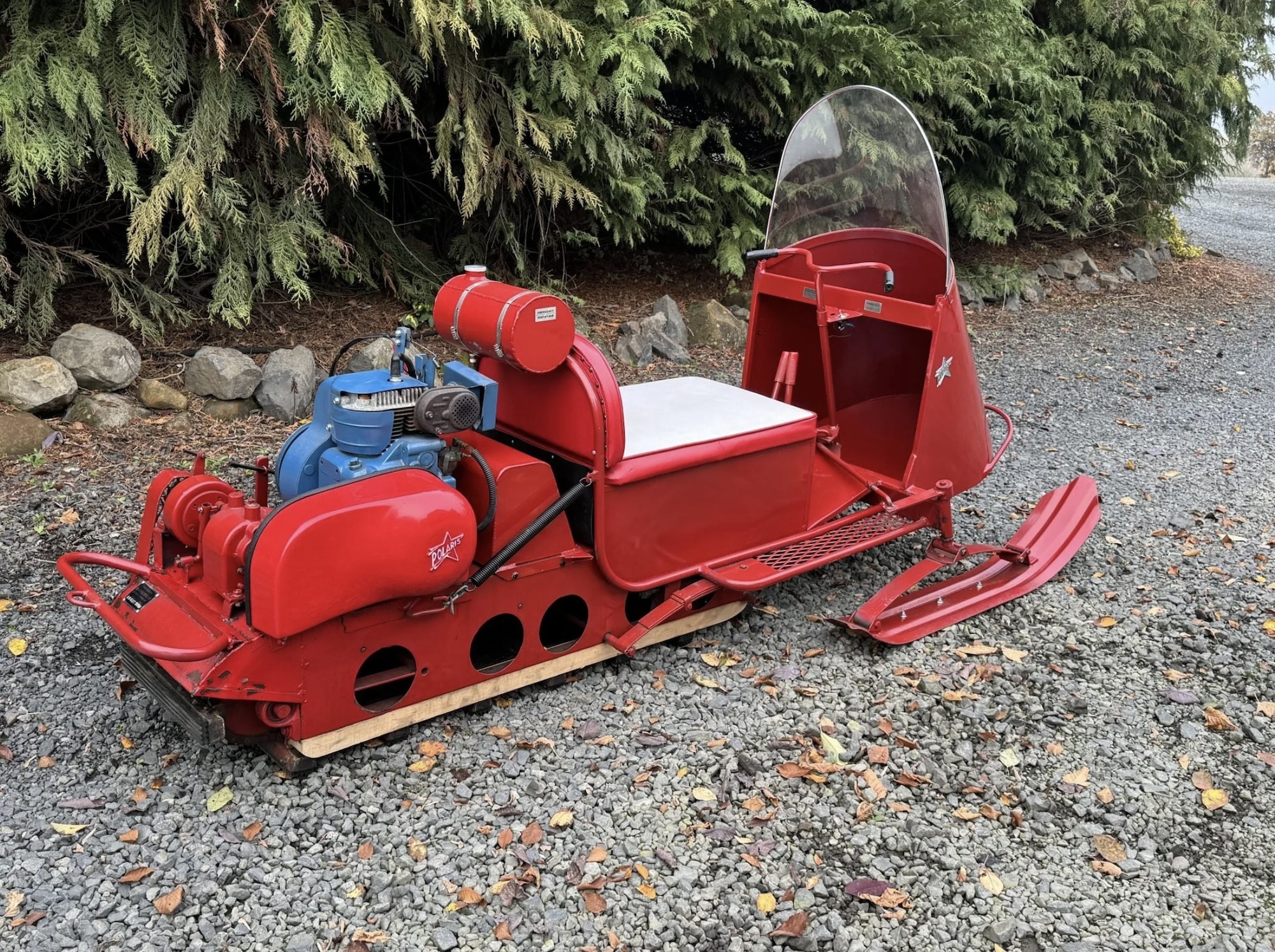 Une motoneige Polaris Sno-Traveler Pacer K80D 1964 remise à neuf pour ressembler au traîneau du Père Noël. Média fourni par BringATrailer.