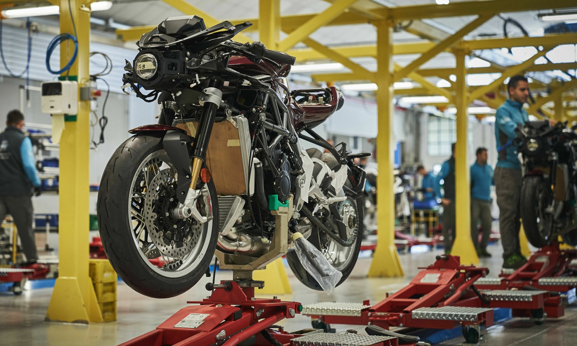 Vue d'une chaîne de production de motos dans une usine.