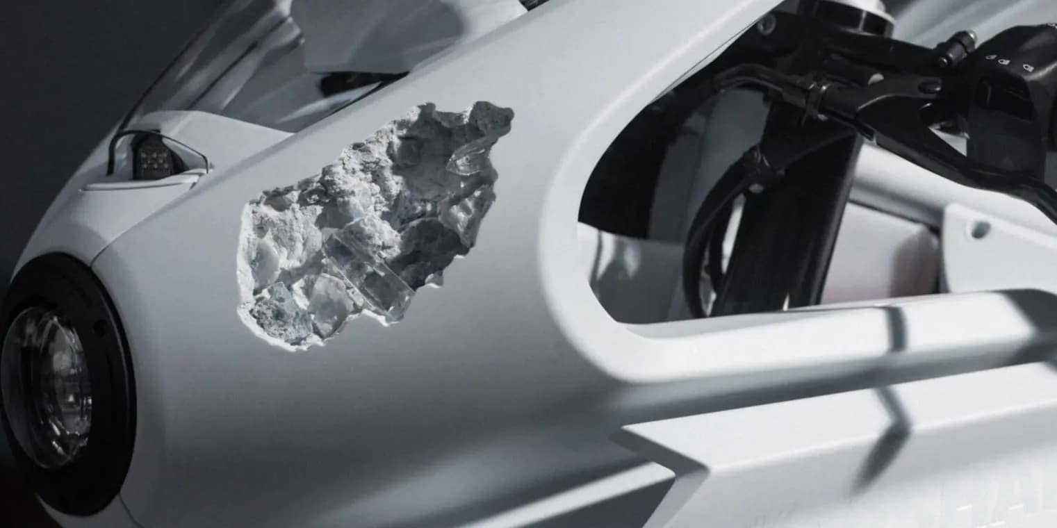 Une moto MV Agusta modifiée.