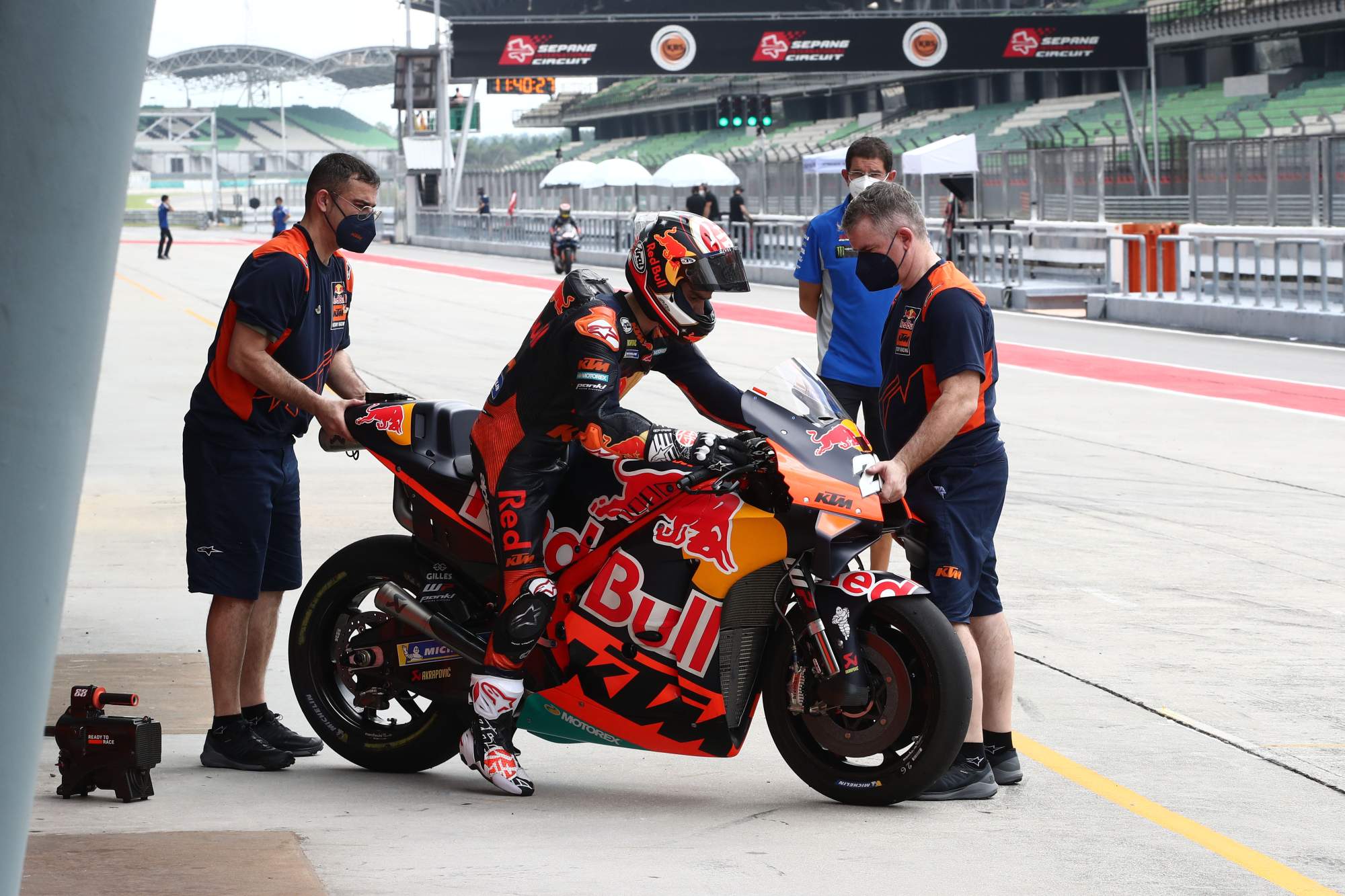 équipe de course de moto sur la piste