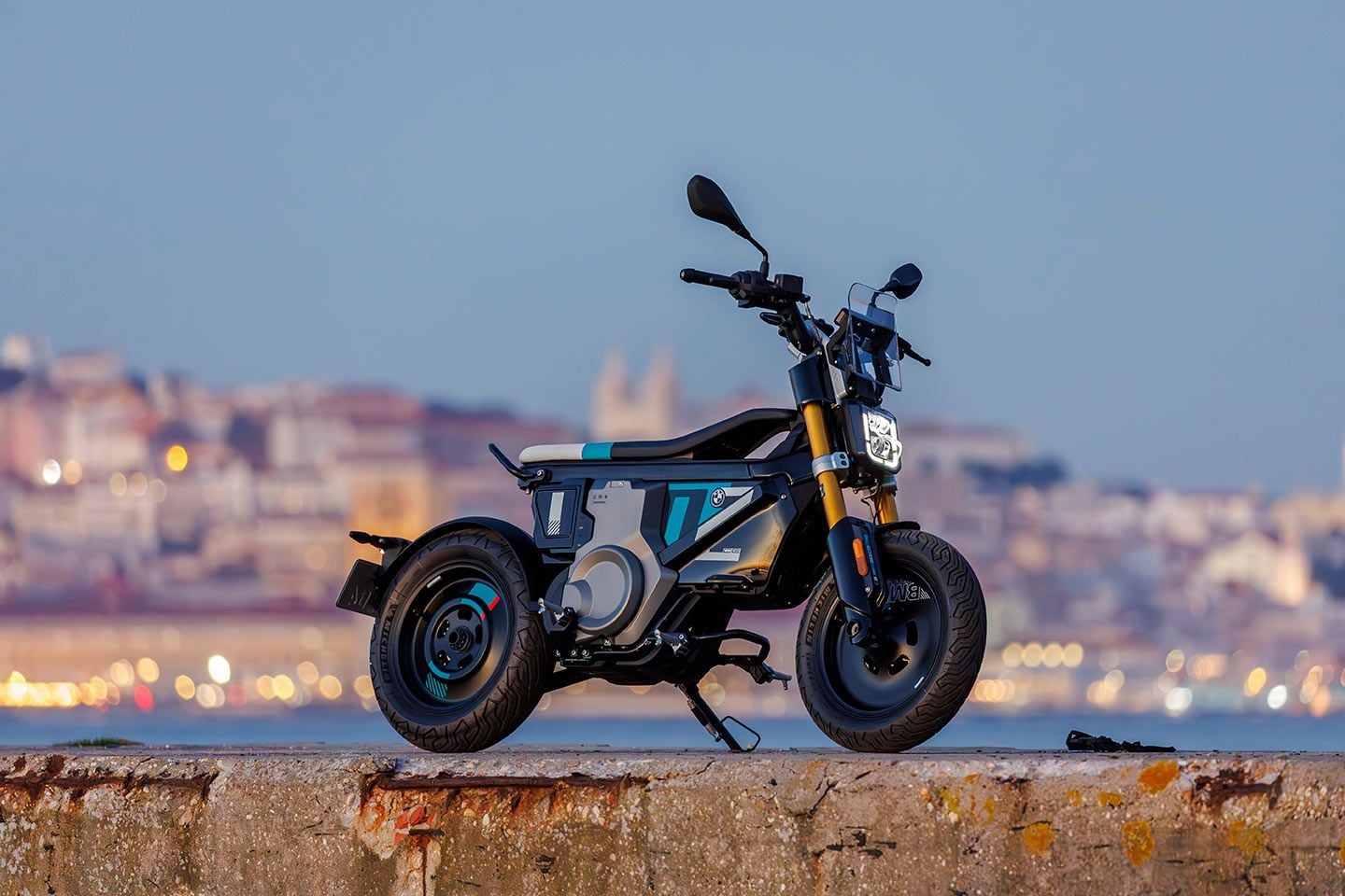 Le CE 02 de BMW est clairement conçu pour s'adresser à une population plus jeune.