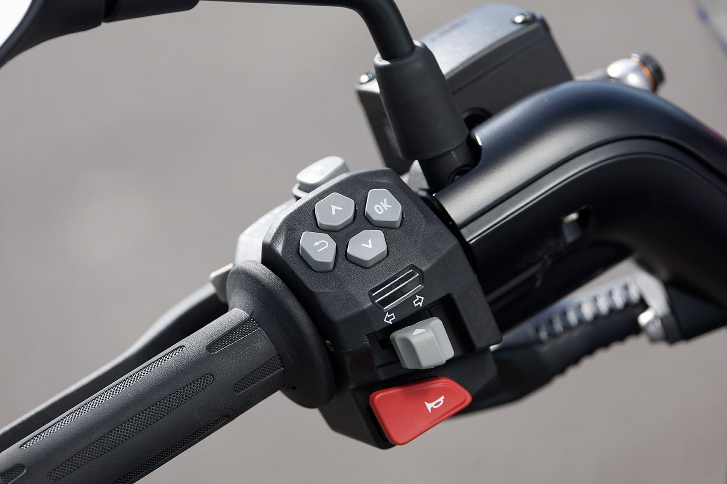 Le commutateur de gauche comporte des commandes simples pour naviguer dans les menus du tableau de bord.