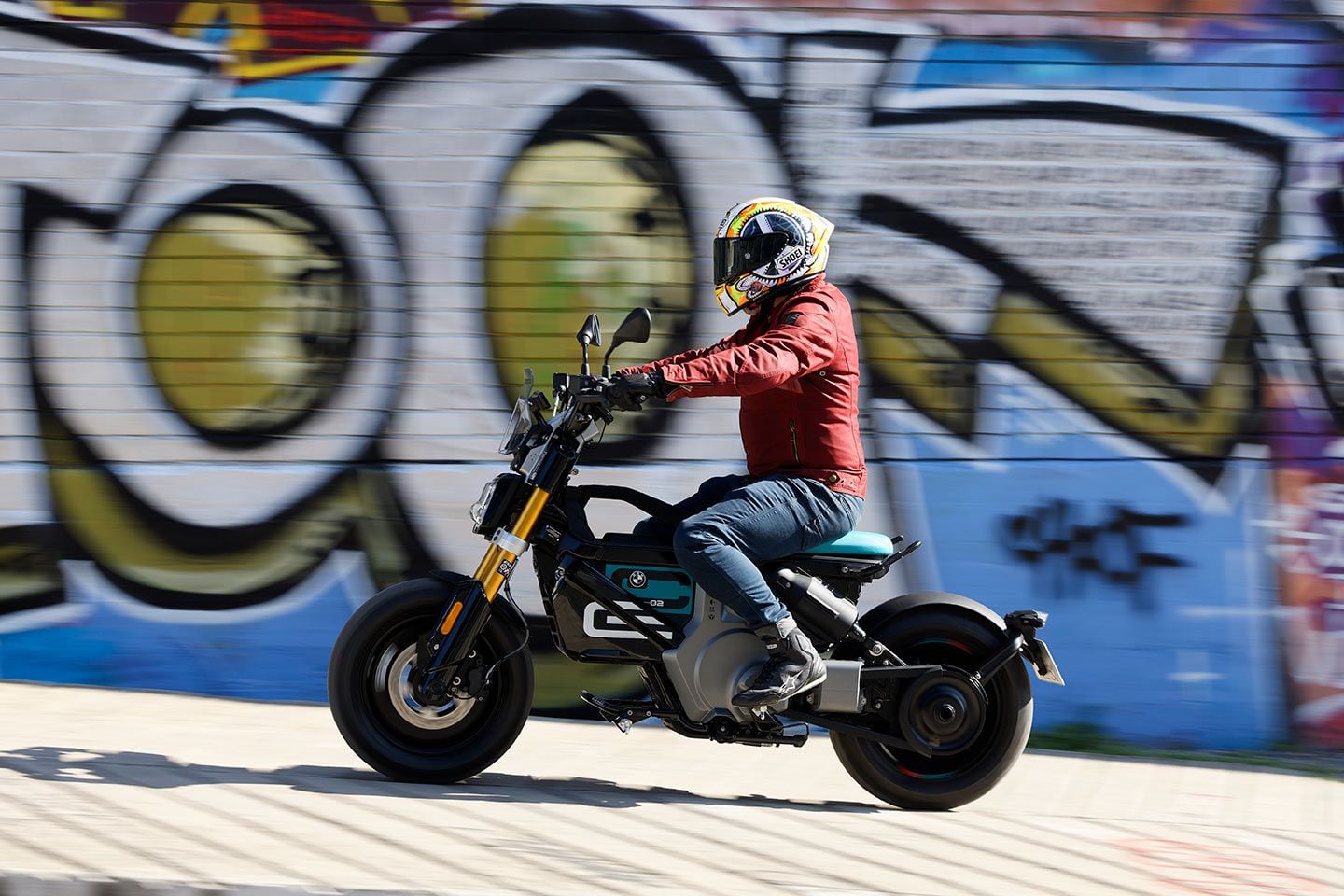 Même lorsqu'il franchit des nids-de-poule et des routes pavées, le CE 02 roule complètement silencieusement avec une excellente qualité de construction.