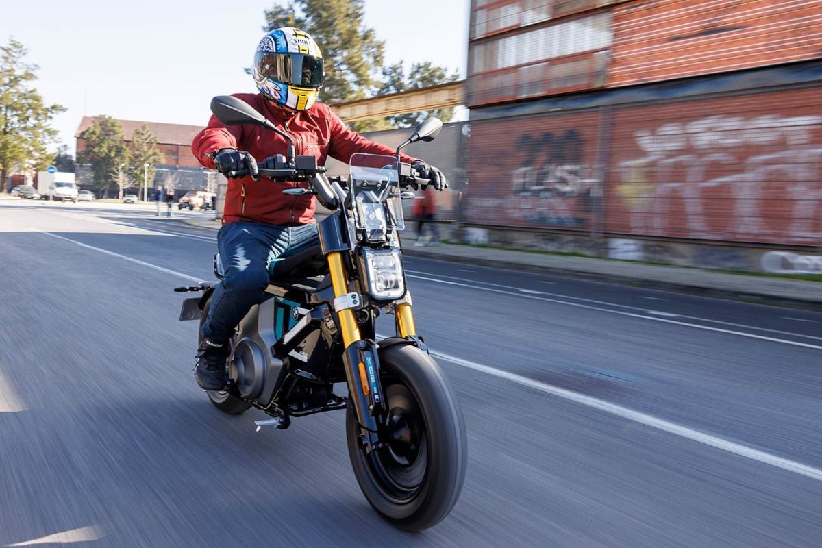 , Moto: Essai du premier tour de la BMW CE 02