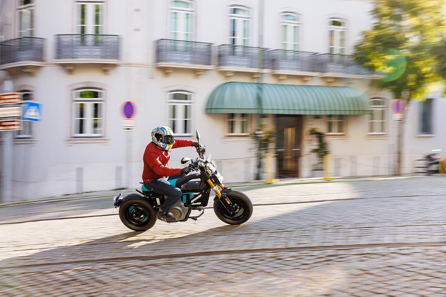 En ville, le CE 02 est agréable à conduire, avec de bonnes performances, une belle qualité de roulement et une maniabilité précise et réactive.