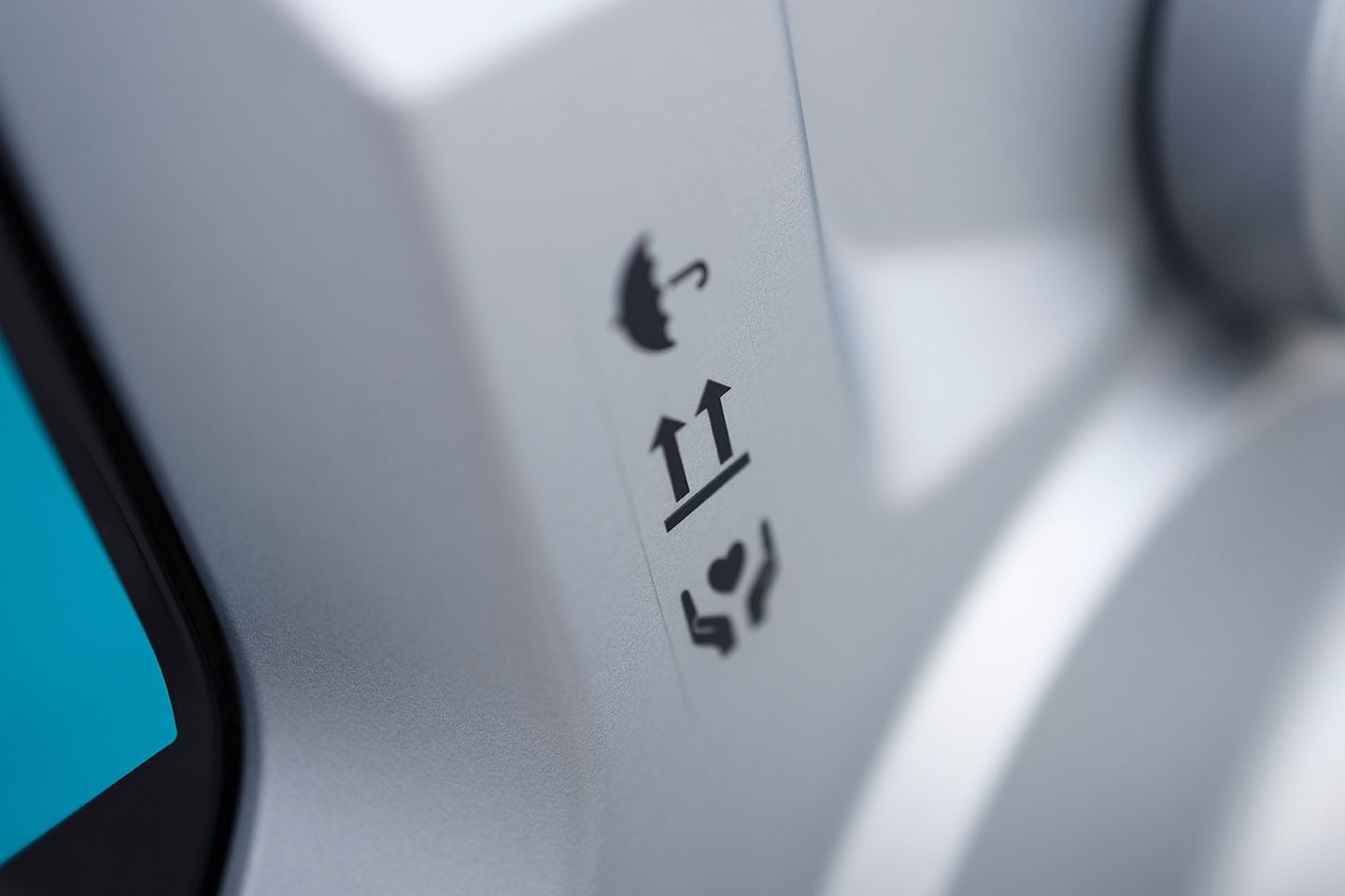 Un châssis en acier compact, une fourche inversée, un amortisseur réglable en précharge associé à un bras oscillant unilatéral et des roues de 14 pouces offrent une maniabilité précise.