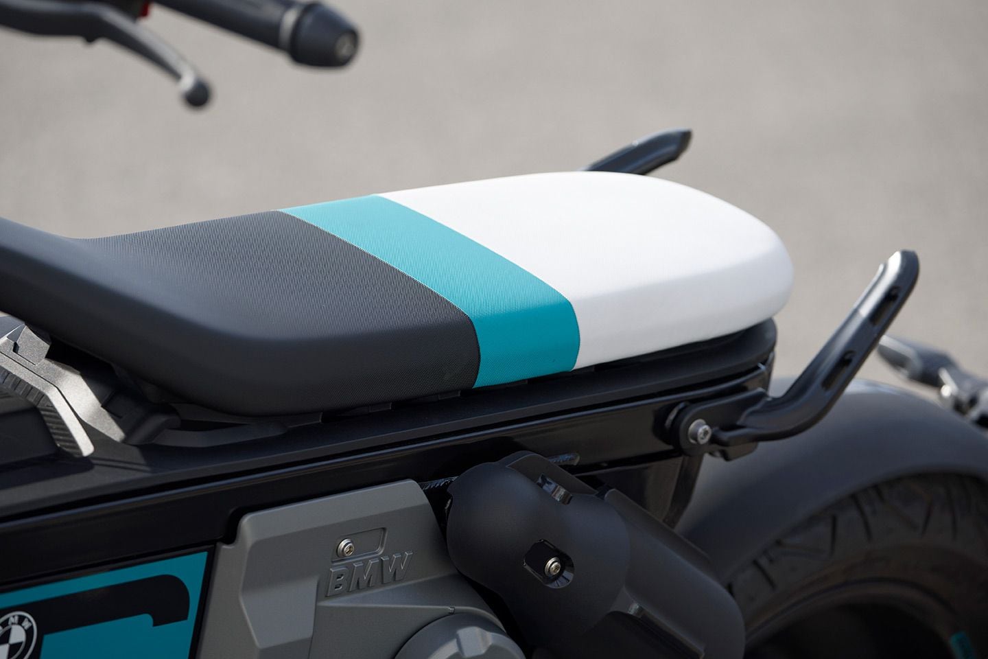 Une paire de batteries de 48 volts évaluées à 1,96 kWh se trouvent sous le siège de style skateboard.