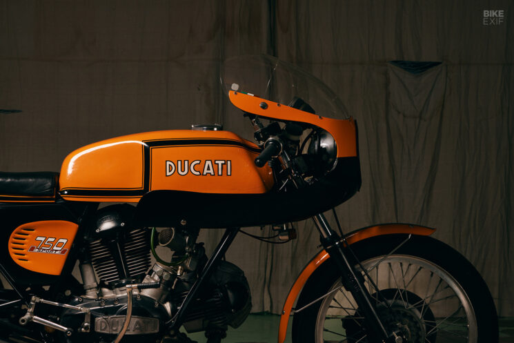 Ducati 750 Sport 'Z Stripe' 1972 chez Moto Borgotaro
