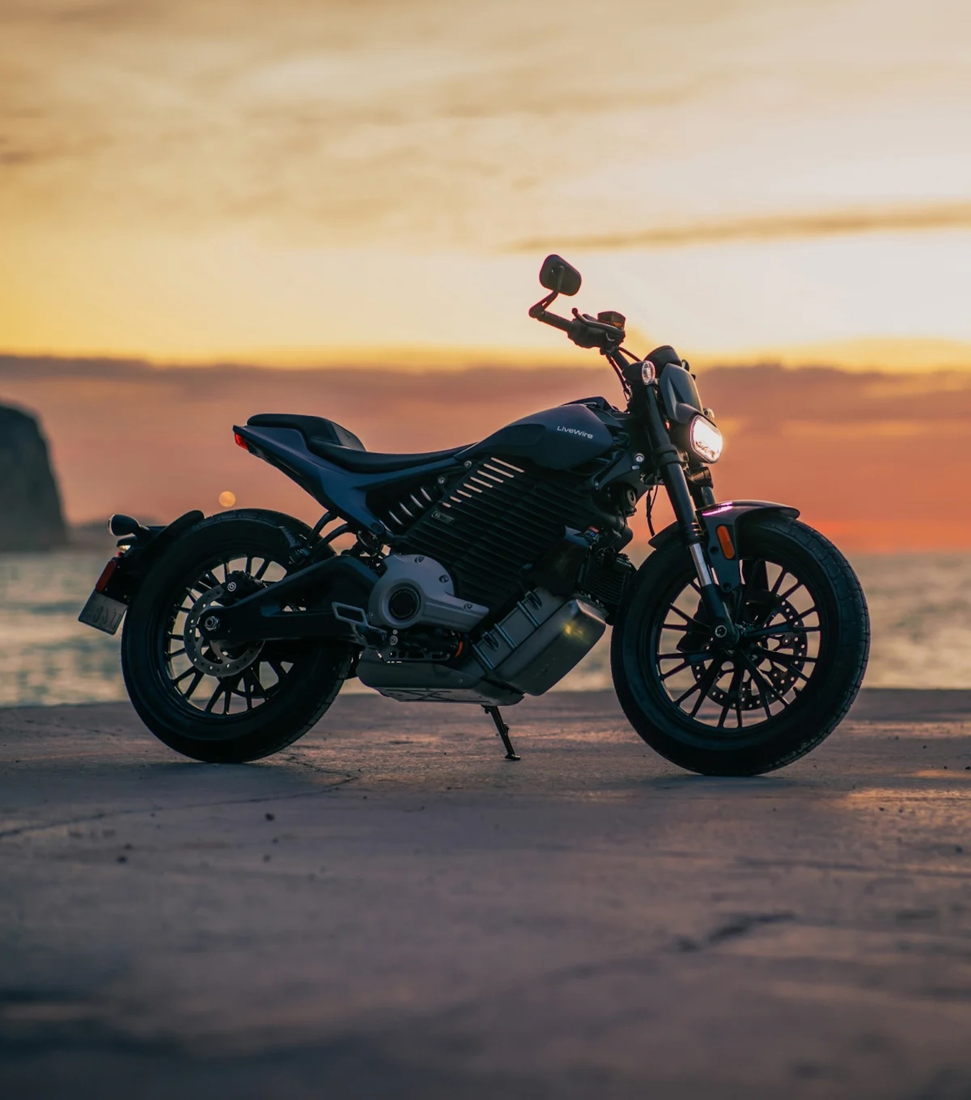 Une moto électrique à la plage.