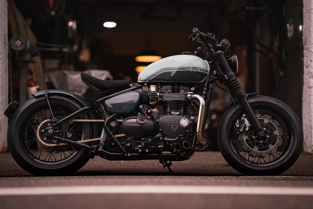 Moto-LE-DRAGON-Triumph-Bobber-de-Deus