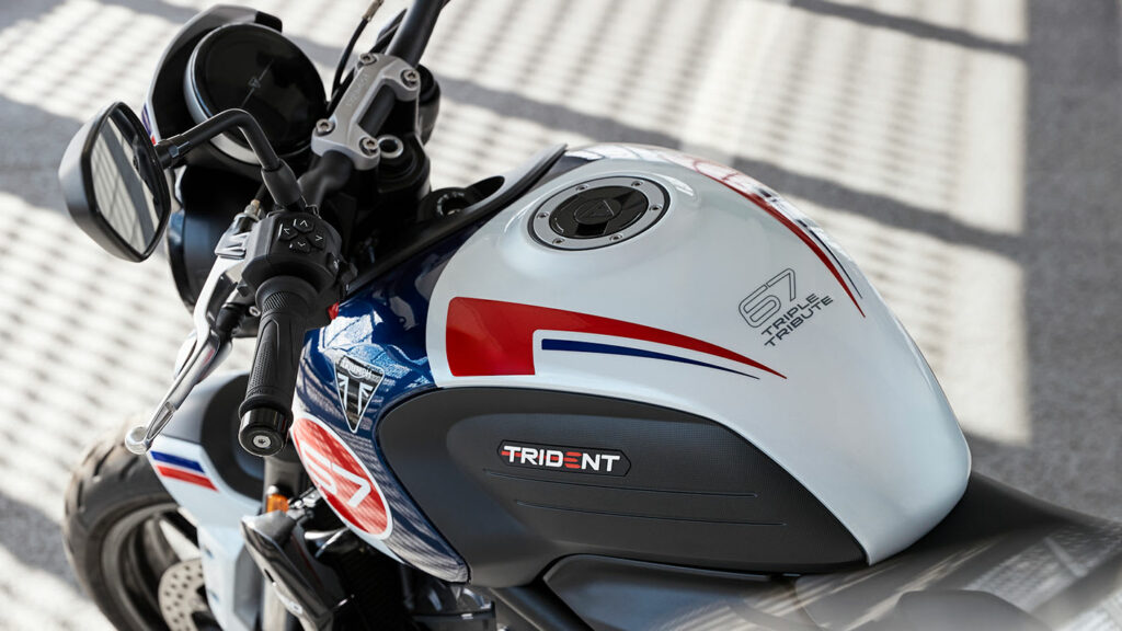 , Moto: Triumph Trident édition triple hommage.