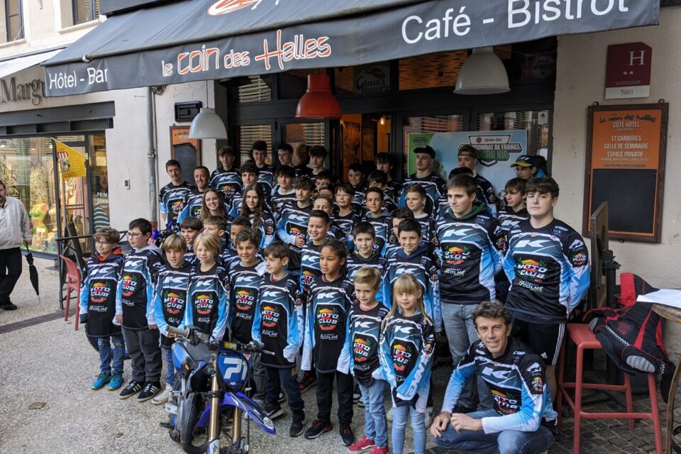 Les élèves du Moto club 46, ont revêtu leur maillot flambant neuf !