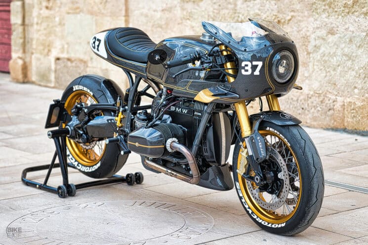 , Moto: Boss Level : Une BMW R100 Café Racer avec suspension à ressorts à lames en carbone