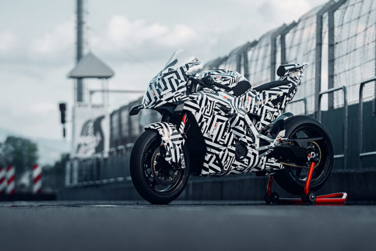 Vélo de course de production KTM 990 RC R 2025