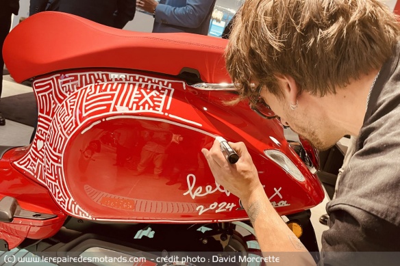 Artiste à l'oeuvre pour créer un Vespa unique