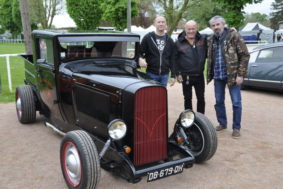 Motos Normandy Rider's On peut aimer les grosses motos ET les vieilles tractions !