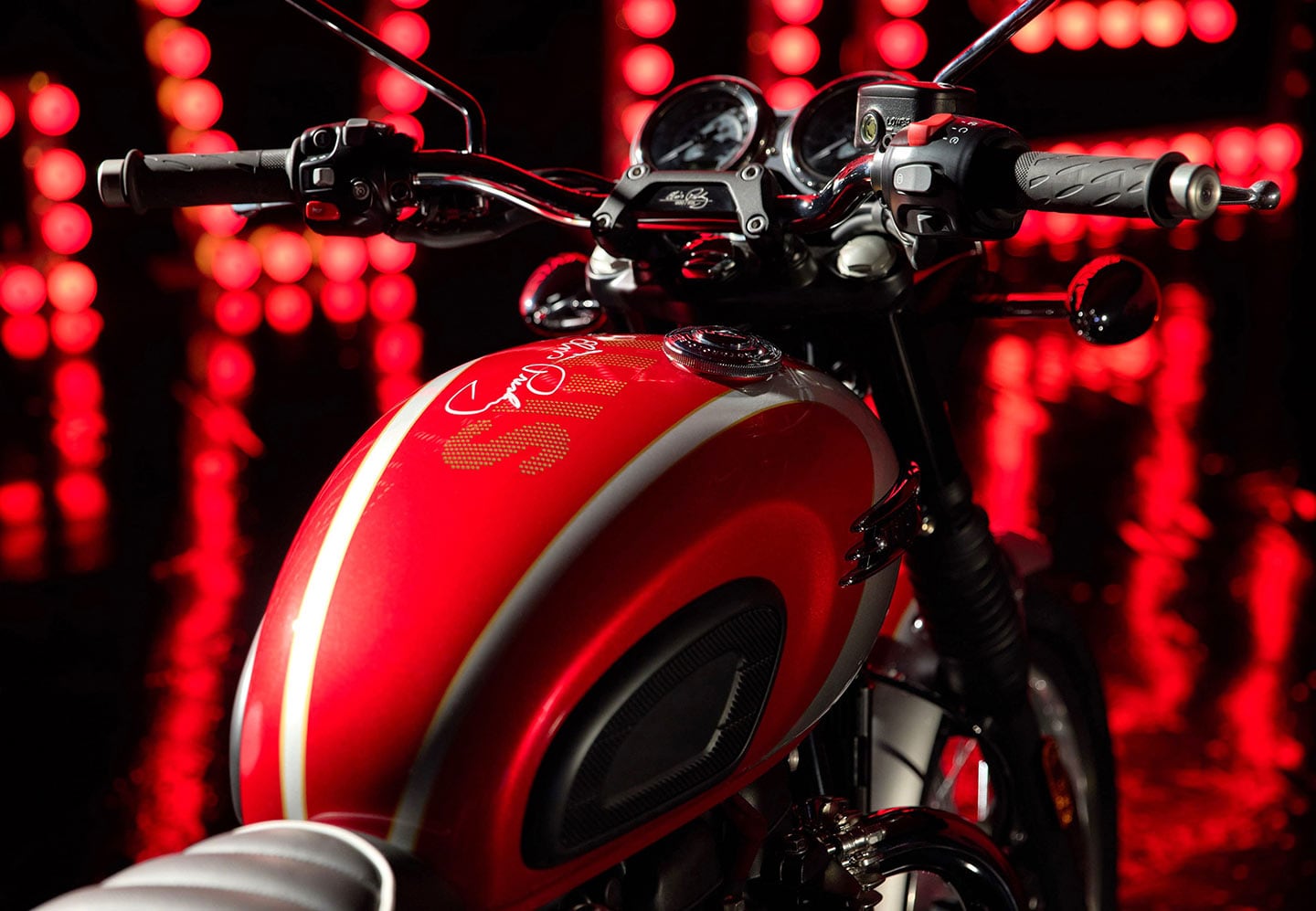 Les doubles cadrans et l'écran LCD multifonction intégré sont issus des modèles T120 d'origine, mais les vélos Elvis disposent également d'un collier de guidon numéroté spécial avec la signature Elvis Presley gravée au laser.