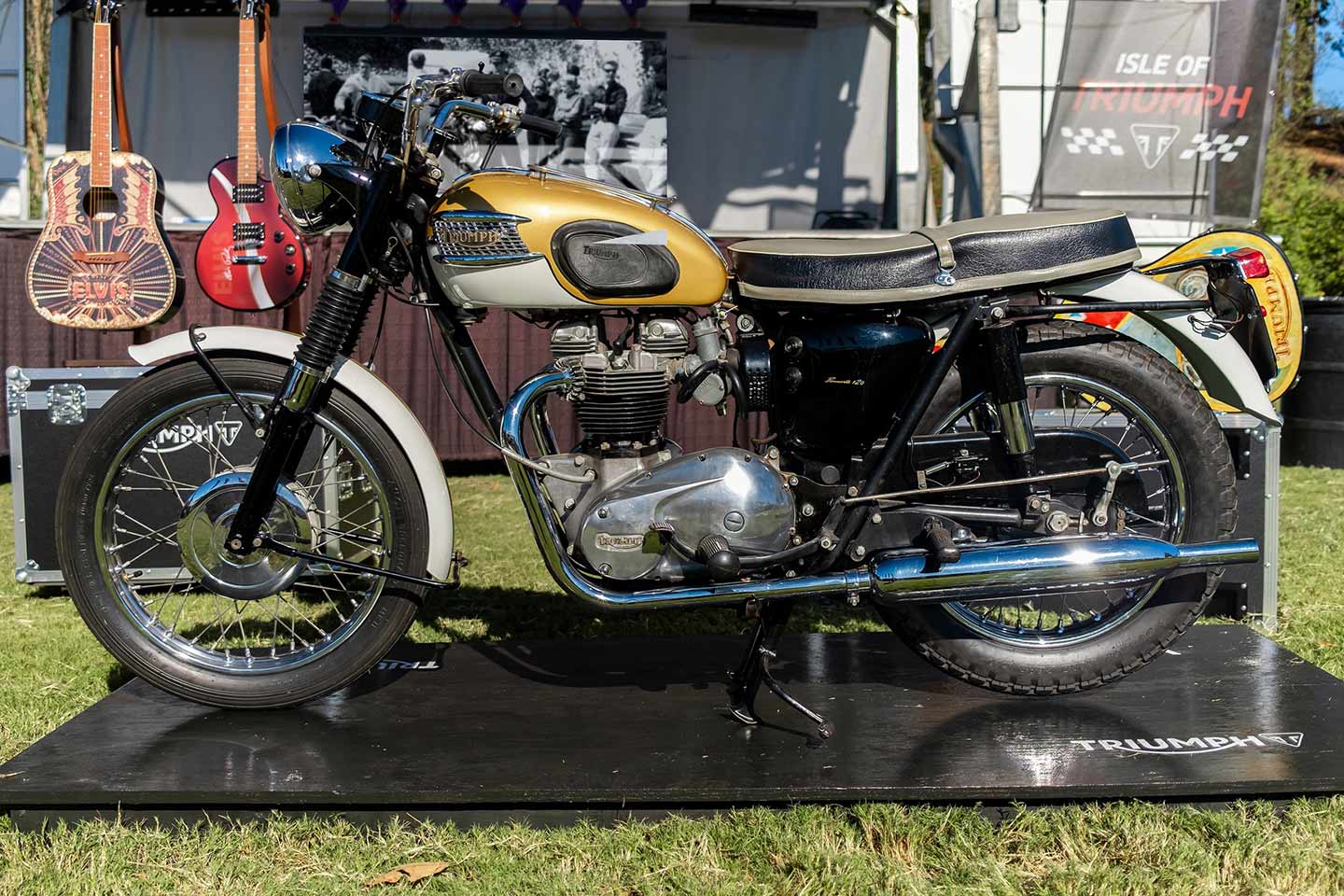 Cette Triumph T120 dorée de 1964 est similaire à celle que la mafia aurait pilotée à l'époque. Les Bonnies aux spécifications américaines de l'époque avaient des barres plus hautes.